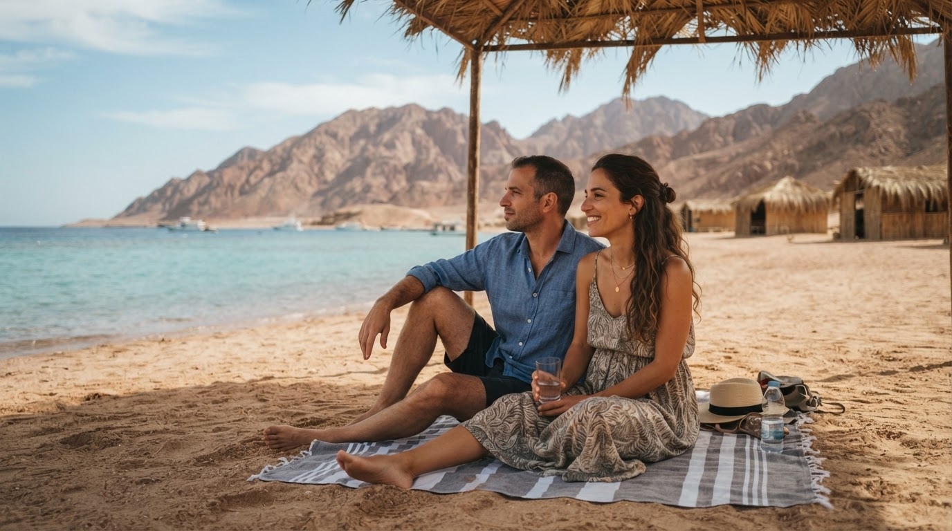 זוג על חוף ים סוף מול הרי סיני — ביטוח נסיעות לטאבה